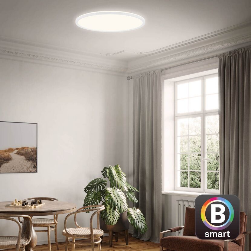 Smarte LED-Panelleuchte in Wohnraum