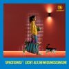 Person mit Einkaufstasche und Katze unter SpaceSense™ Sensorlicht