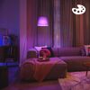 Gemütliches Wohnzimmer mit violetter Smart LED Beleuchtung.