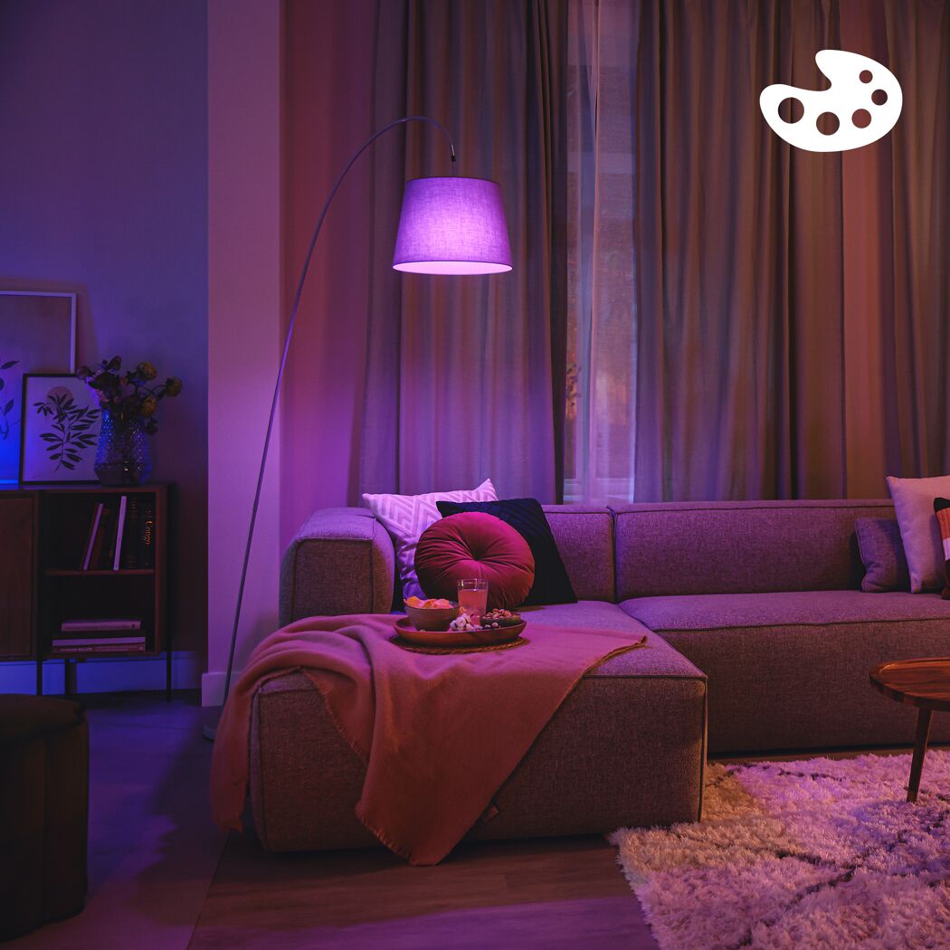 Gemütliches Wohnzimmer mit violetter Smart LED Beleuchtung.