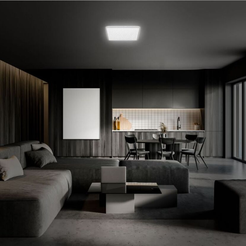 Wohnzimmer mit leuchtender Deckenleuchte