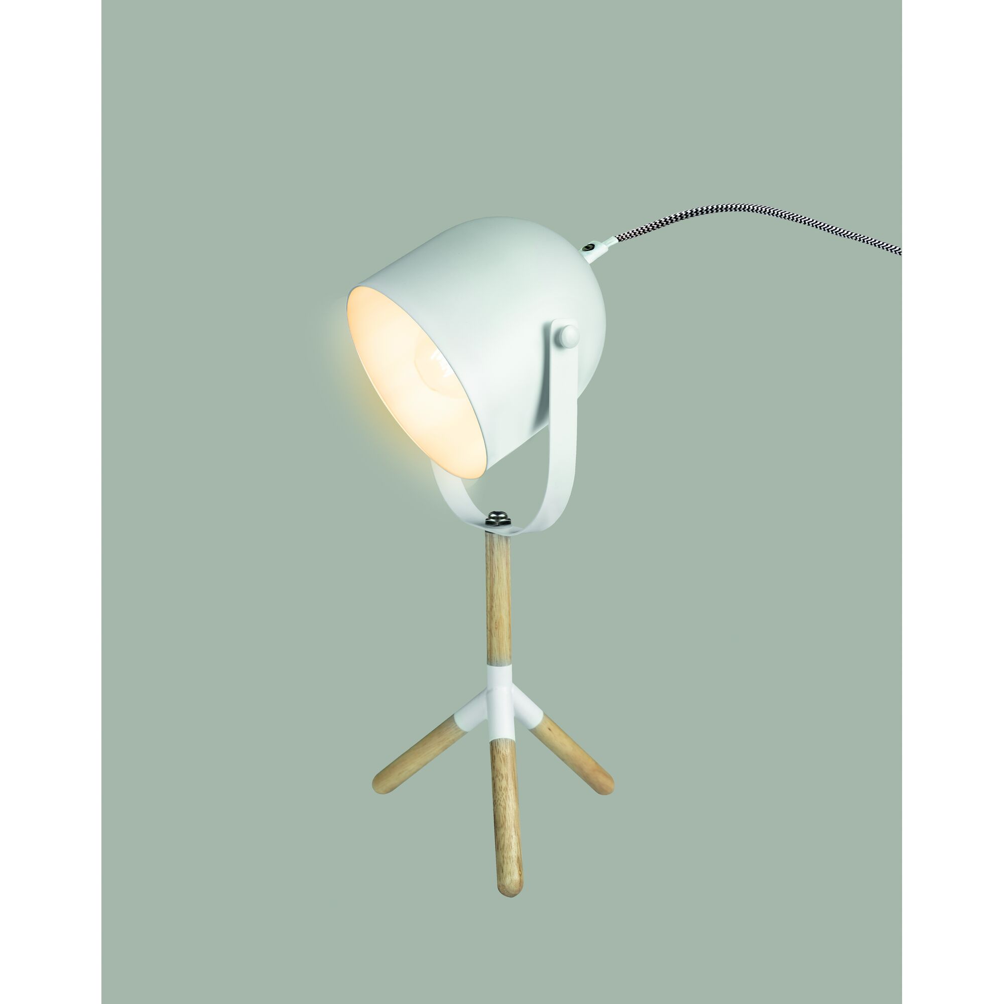 Weiße Tischleuchte mit Holzgestell und schwarzem Kabel