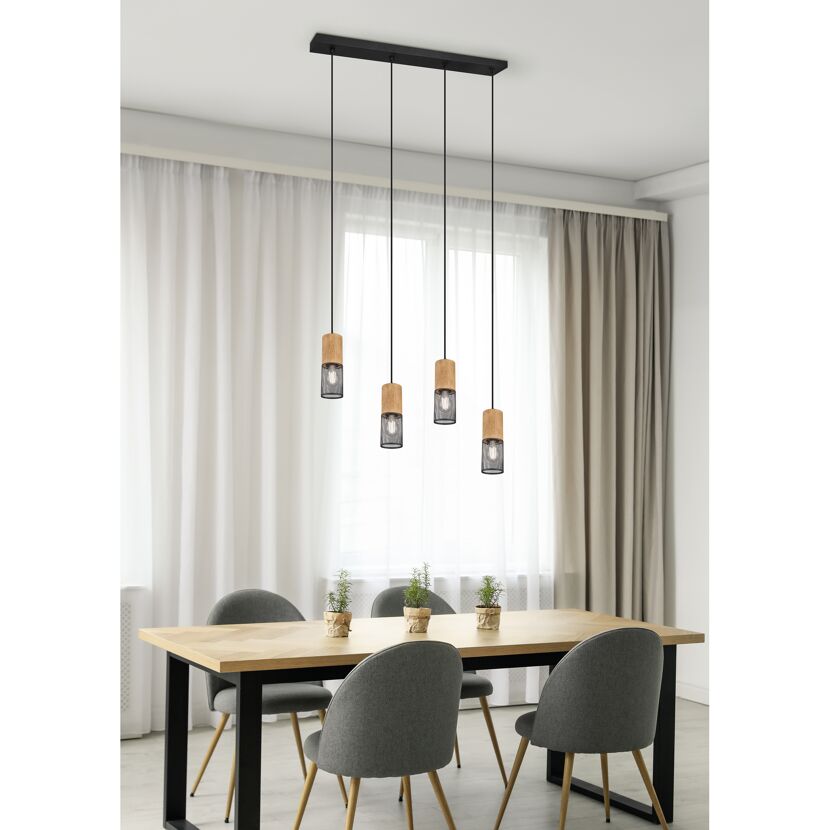 Vier Hängelampen mit Holzdetails über einem Esstisch