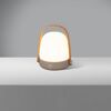 Eine tragbare LED Tischleuchte mit Holzgriff.