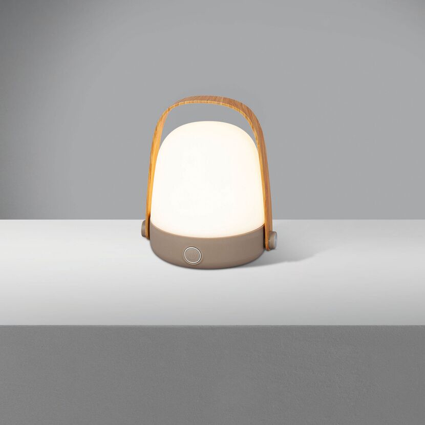 Eine tragbare LED Tischleuchte mit Holzgriff.
