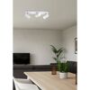 Weißer Deckenstrahler mit drei Spots im Wohnzimmer.