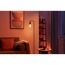 Wohnzimmer mit Stehlampe und warmweißem Licht
