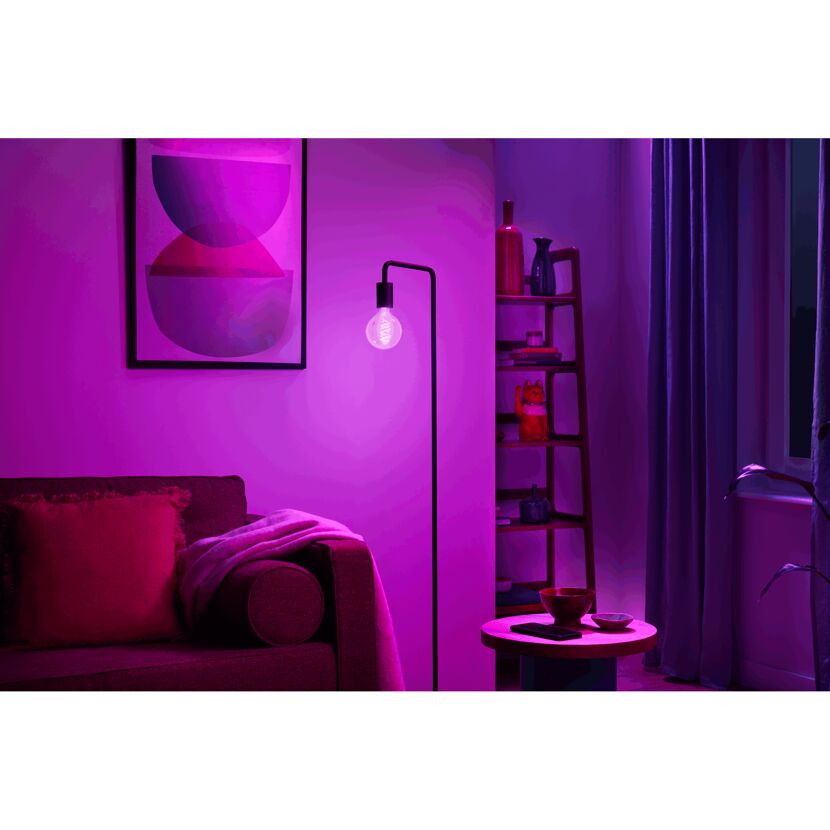 Wohnzimmer mit lila Licht von einer Philips Hue Glühbirne