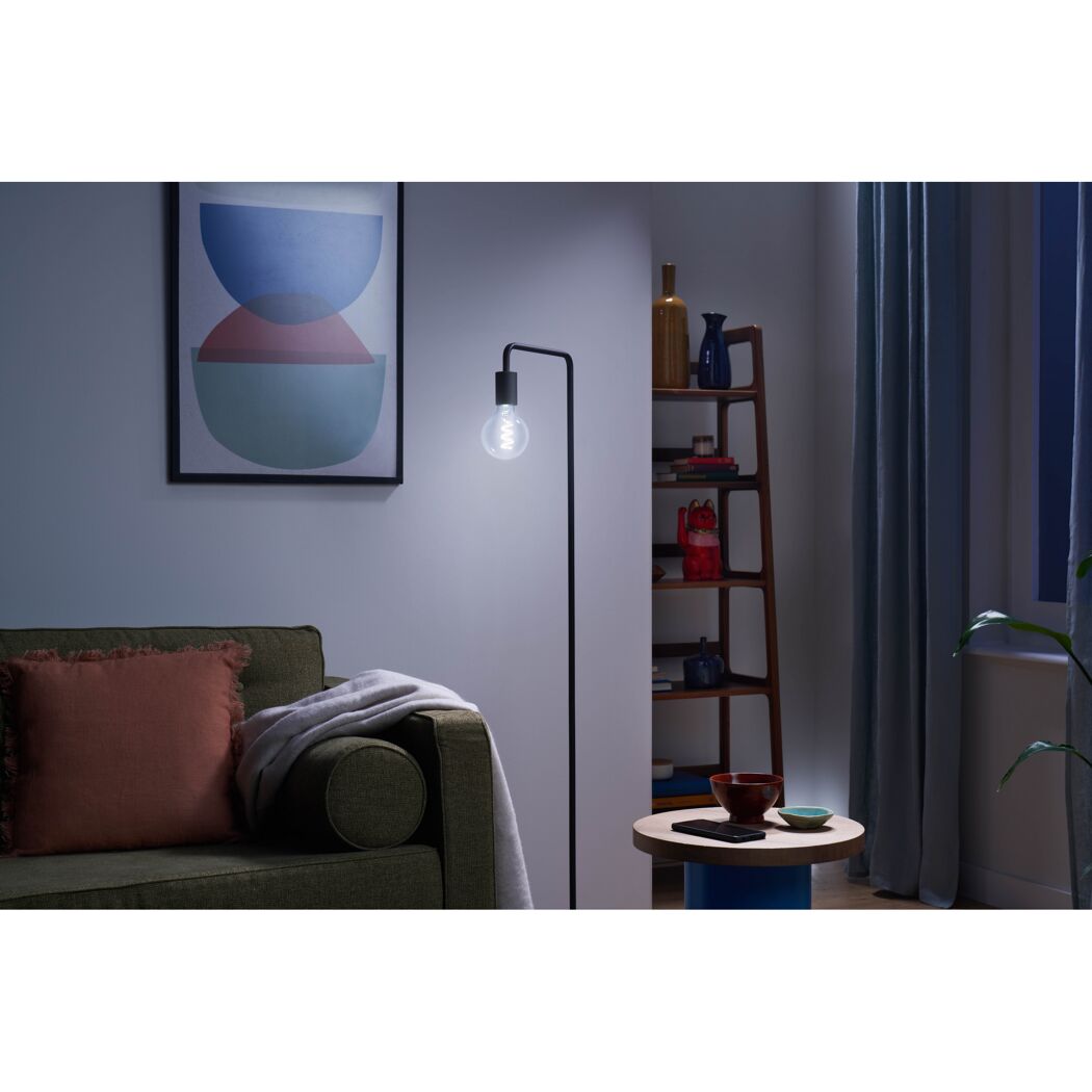 Leuchtendes 'Smart LED' Leuchtmittel in Stehlampe.
