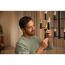 Person schraubt eine Philips Hue Kerze in einen Kronleuchter