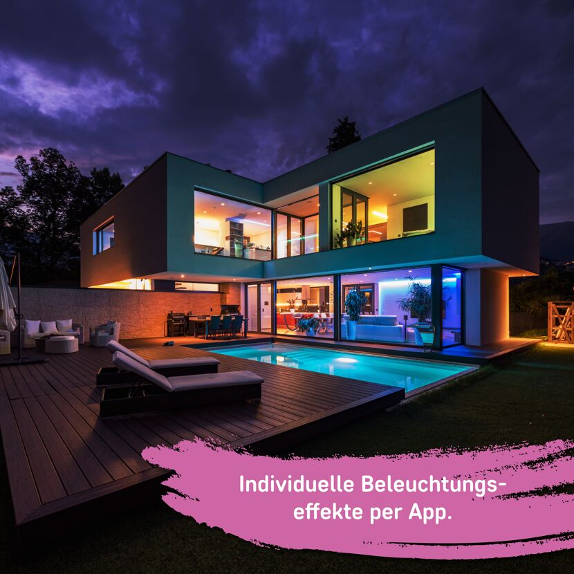 Modernes Haus mit Pool und farbiger Beleuchtung.