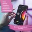 Person steuert Lichtfarbe per Tuya App.