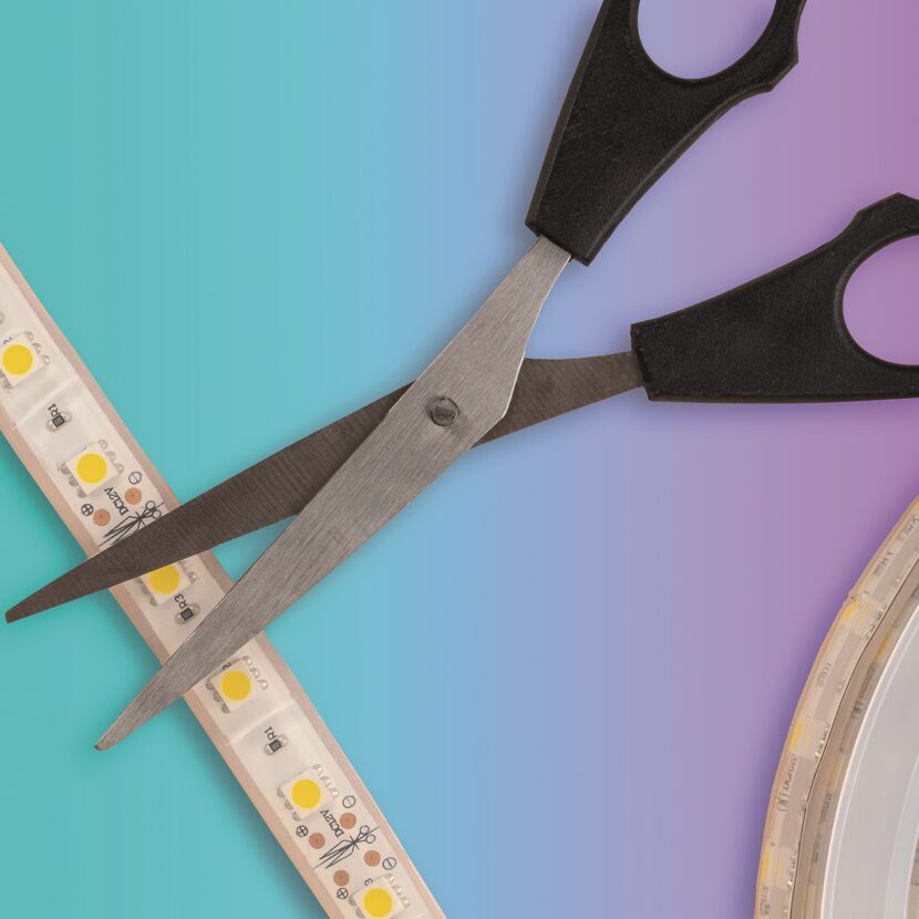 LED-Strip wird mit einer Schere gekürzt