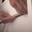 Person bringt LED-Strip an