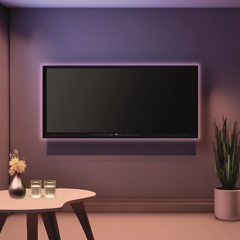 Flachbildfernseher an Wand mit LED-Hintergrundbeleuchtung
