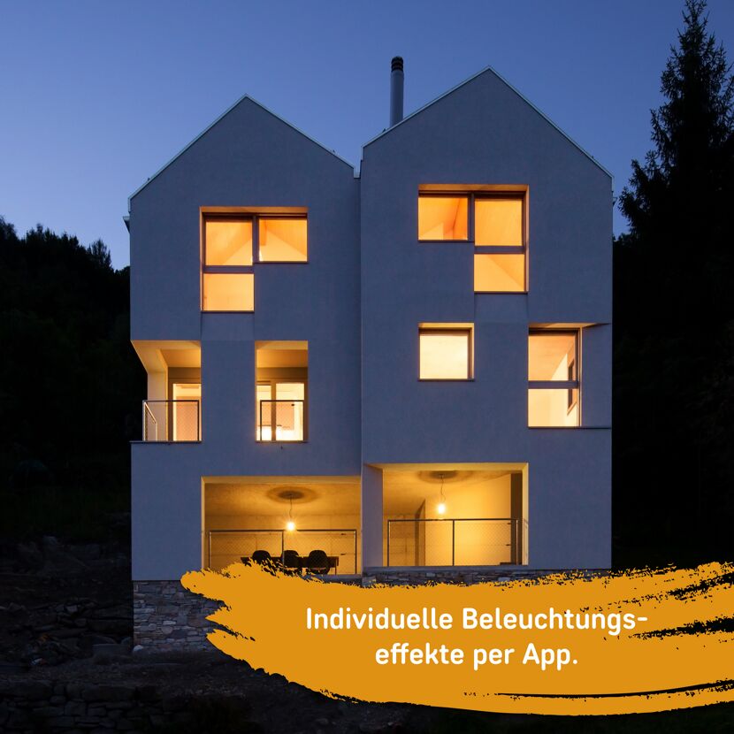 Modernes Haus mit individueller Beleuchtung bei Nacht.
