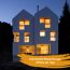Modernes Haus mit Beleuchtung bei Nacht