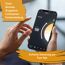 Person steuert Licht per Tuya App.