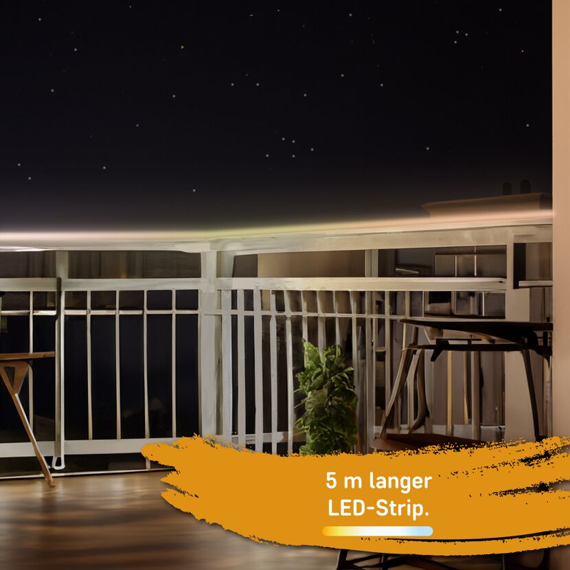 5 m langer LED-Strip an einem Balkongeländer.