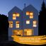 Modernes Haus mit Beleuchtung bei Nacht