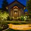 Haus mit LED-Strip im Garten