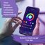 Person steuert smarte LED-Leiste per App
