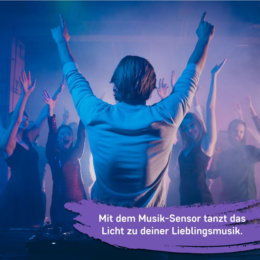 Person tanzt mit erhobenen Armen vor einer LED Lightbar