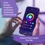 Person steuert smarte LED-Leiste per Tuya App.