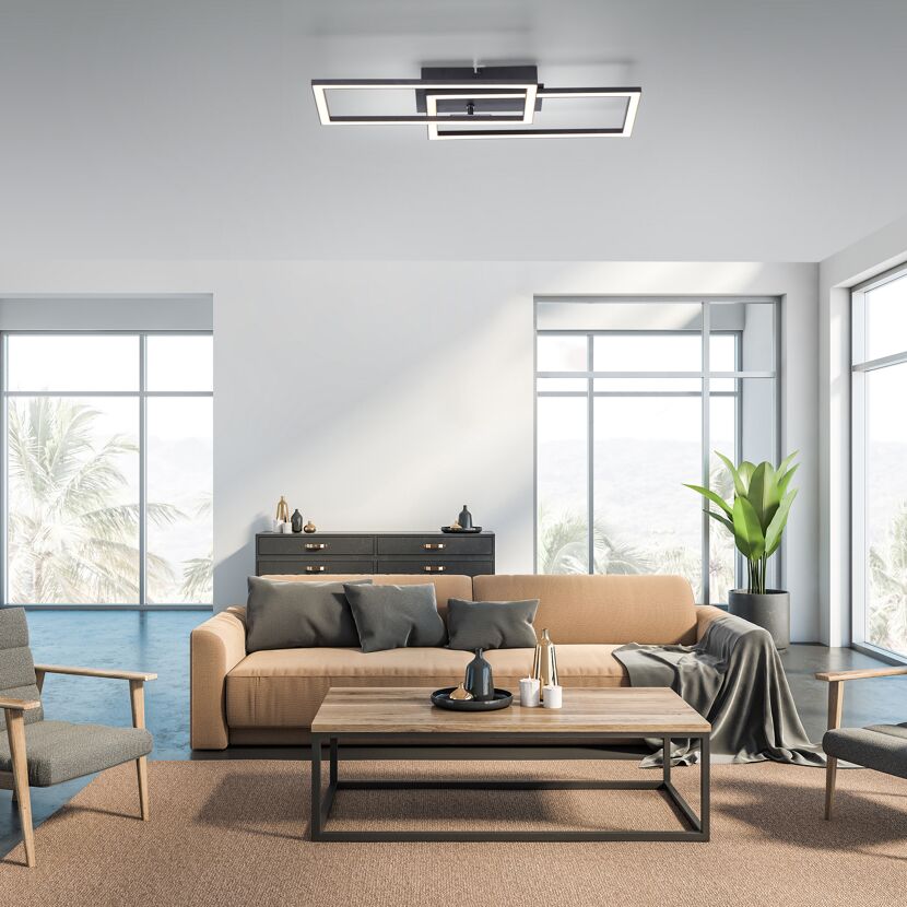 Wohnzimmer mit beiger Couch, Couchtisch und zwei Sesseln