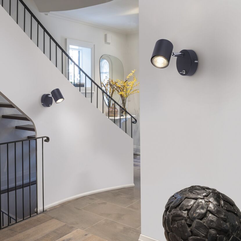 Zwei schwarze Wandleuchten TARIK an weißer Wand