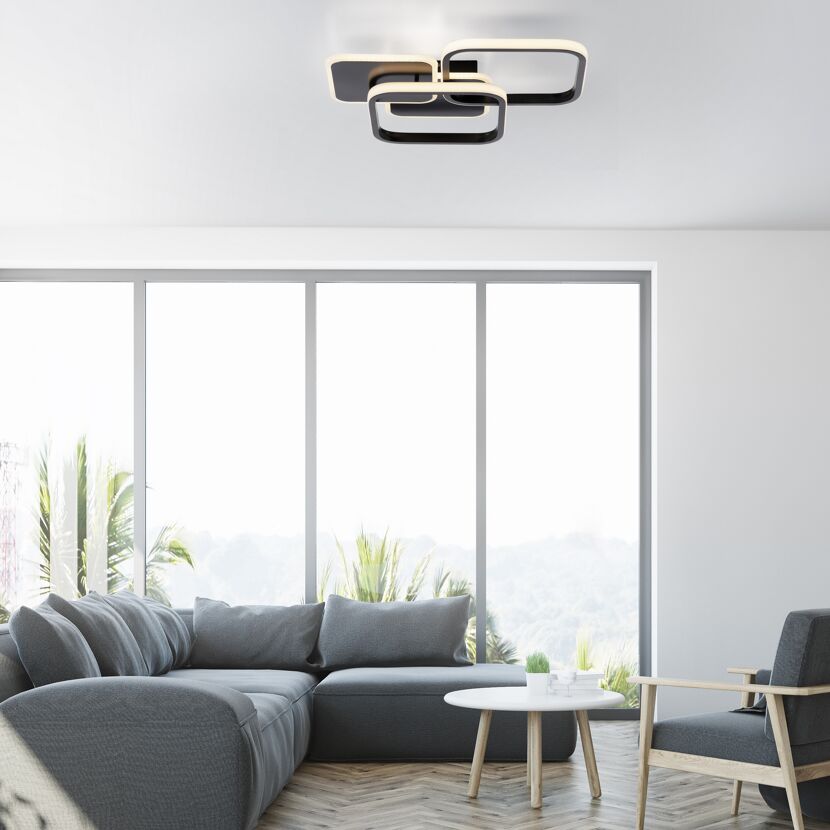 Wohnzimmer mit grauer Couch, Deckenleuchte SEVENTA und großem Fenster