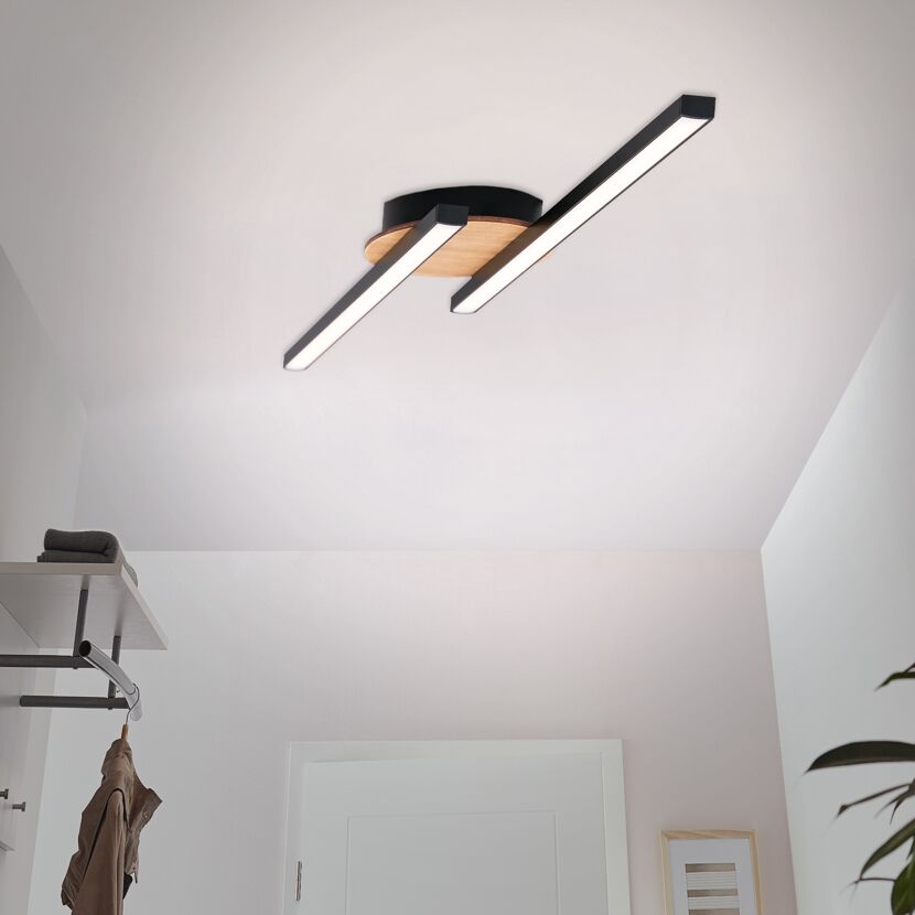 Schwarze Deckenleuchte mit Holzelement.