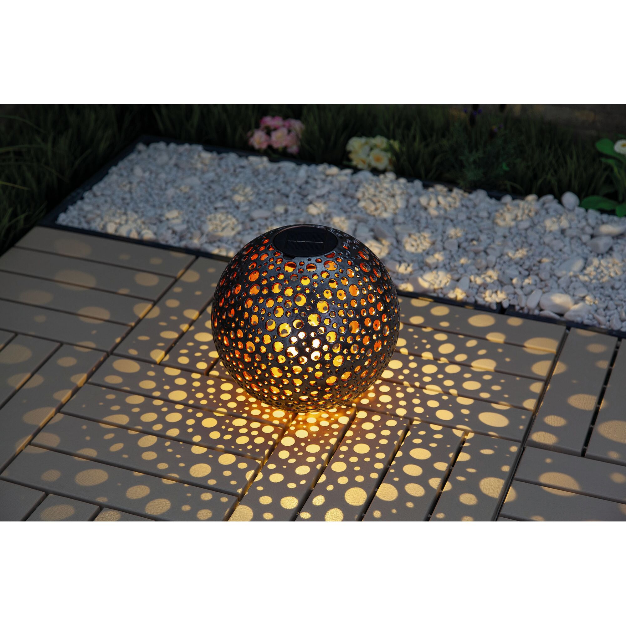 Solar-Kugel mit Lochmuster leuchtet