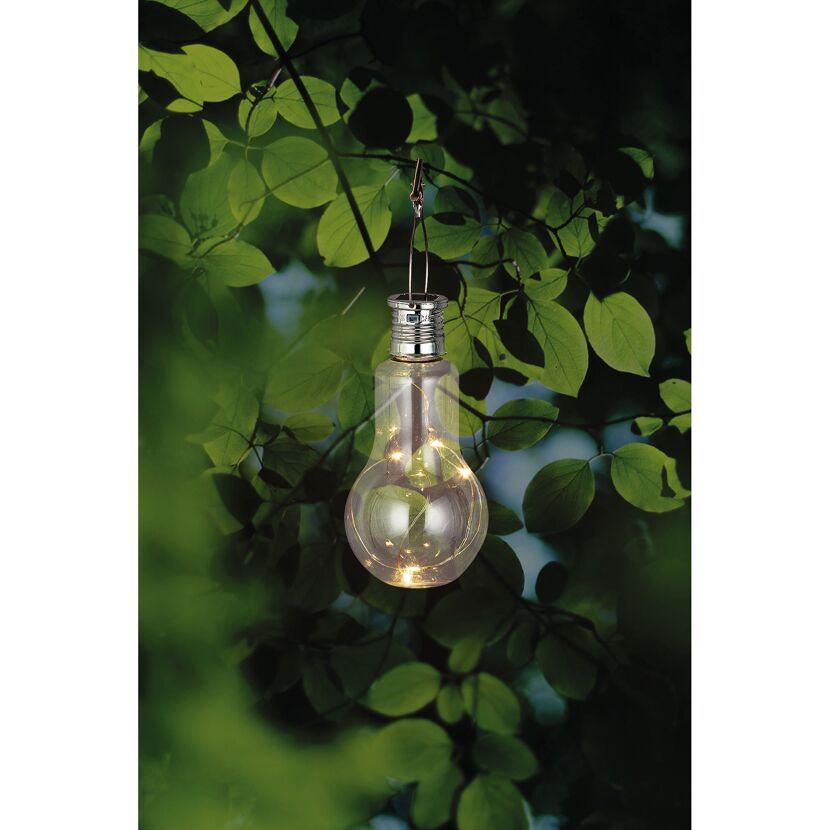 Solar-Glühbirne hängt an einem Baum