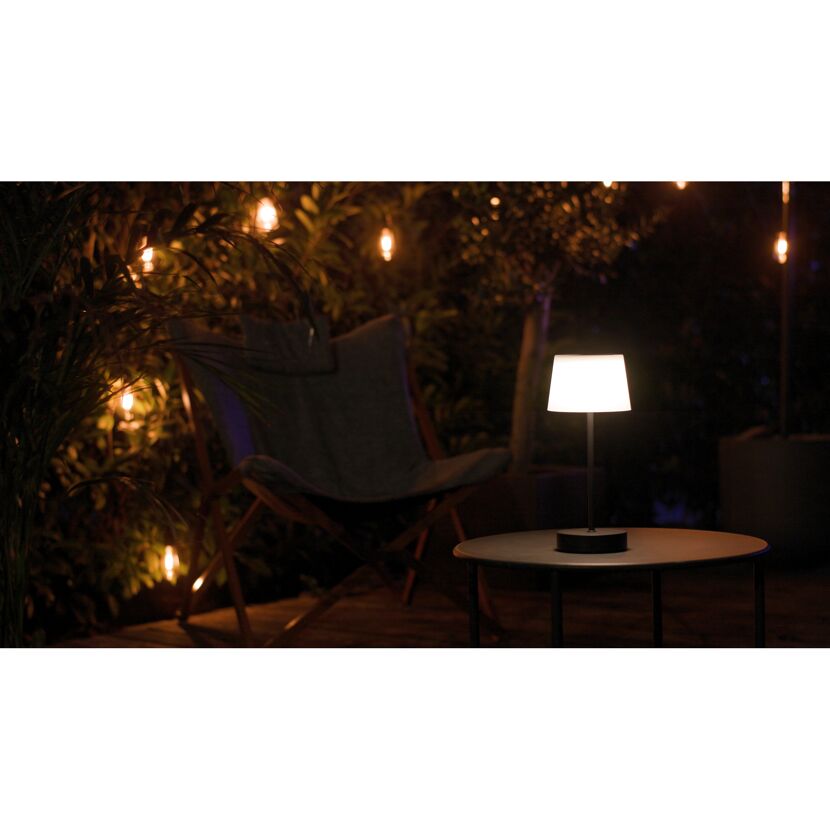 Akku Tischleuchte Leano auf einem Tisch im Garten