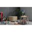 Kinderzimmer mit Spielzeug und leuchtender Tischlampe