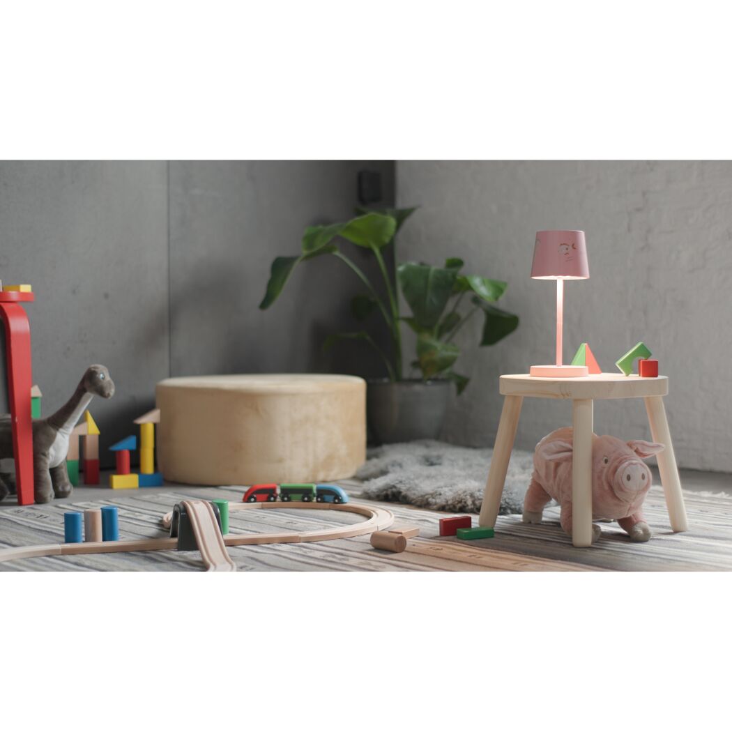 Kinderzimmer mit Spielzeug und rosa Akku-Tischleuchte Charlie