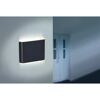 Schwarze Wandleuchte an einer Wand