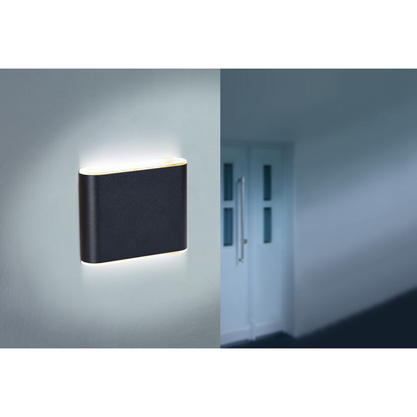 Schwarze Wandleuchte an einer Wand