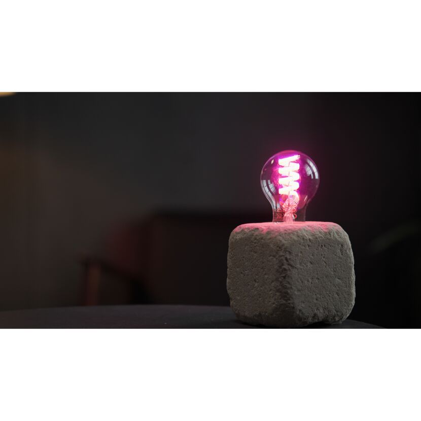Leuchtende LED-Lampe auf Betonsockel