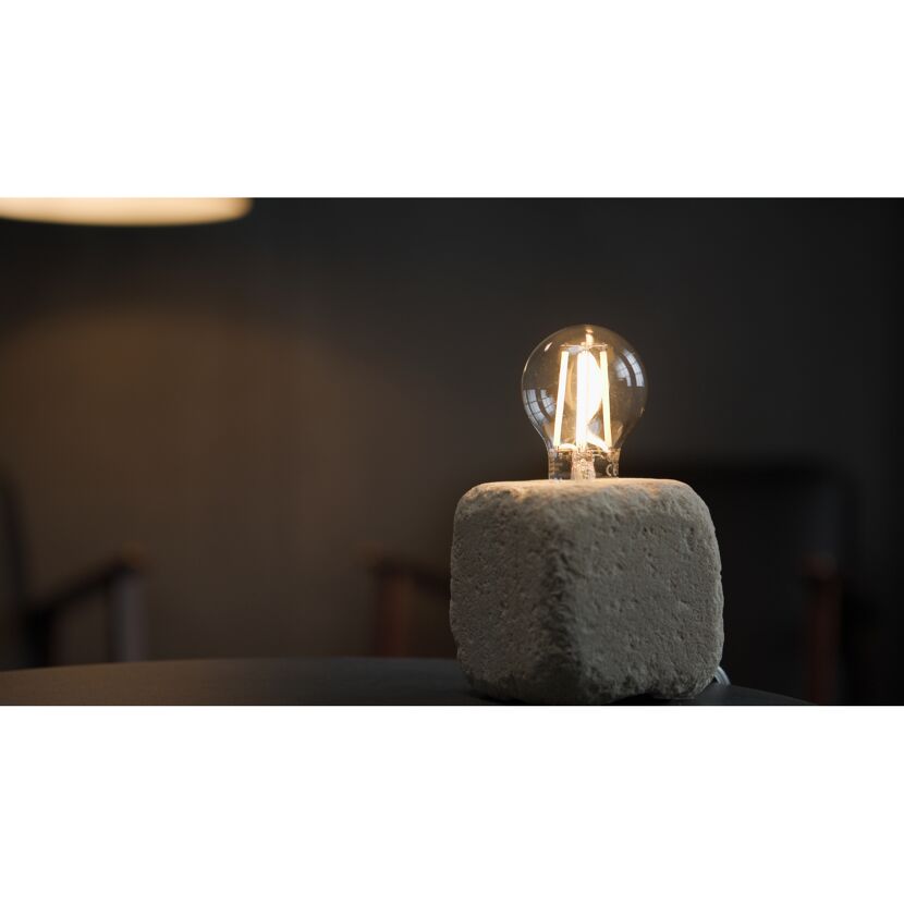 LED-Lampe auf Betonsockel