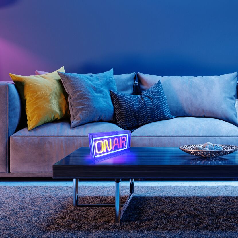 Sofa und Leuchtschild "On Air"