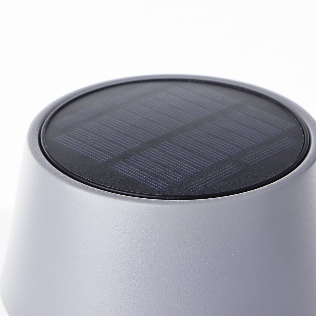 Solarpanel auf grauer Leuchte