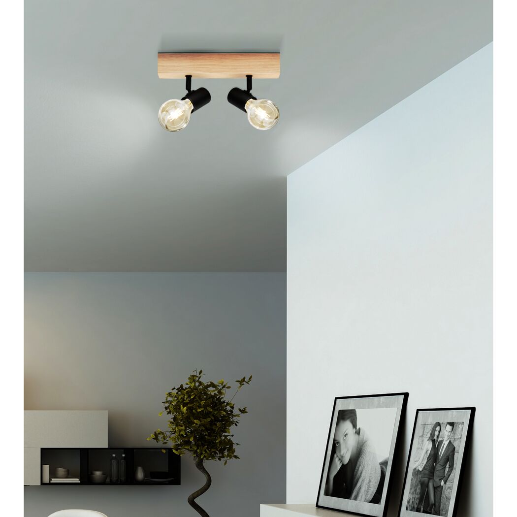 Zwei schwarze Spotlights an Holzbalken