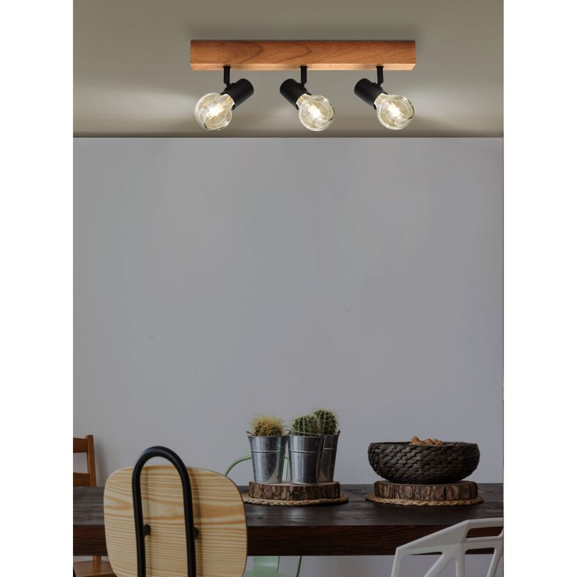 Dreiflammige Deckenlampe mit Holzbalken