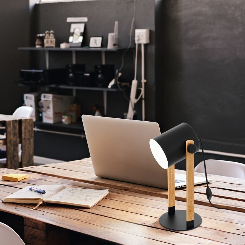 Schreibtischlampe mit Holzbeinen