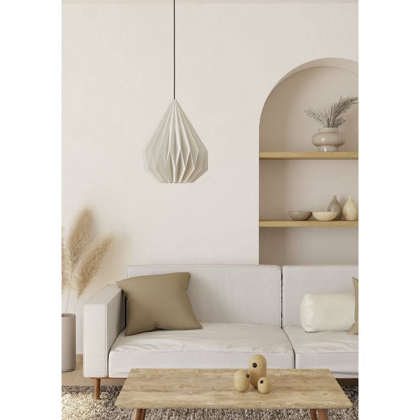Helles Wohnzimmer mit Sofa und Pendelleuchte