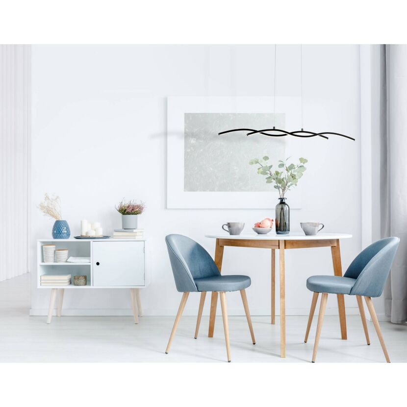 Esszimmer mit geschwungener Pendelleuchte
