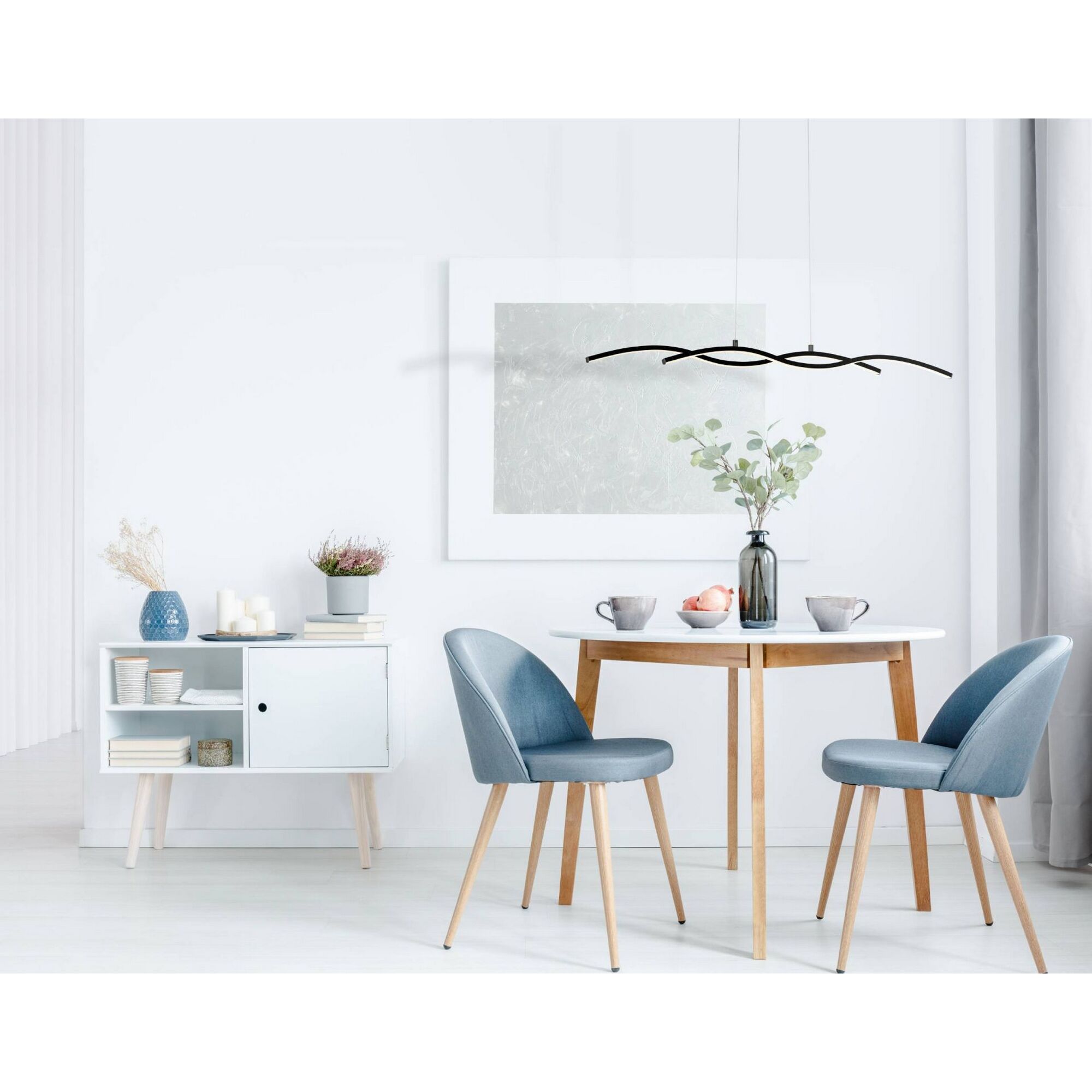 Esszimmer mit geschwungener Pendelleuchte