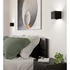 Zwei schwarze Wandleuchten im Schlafzimmer